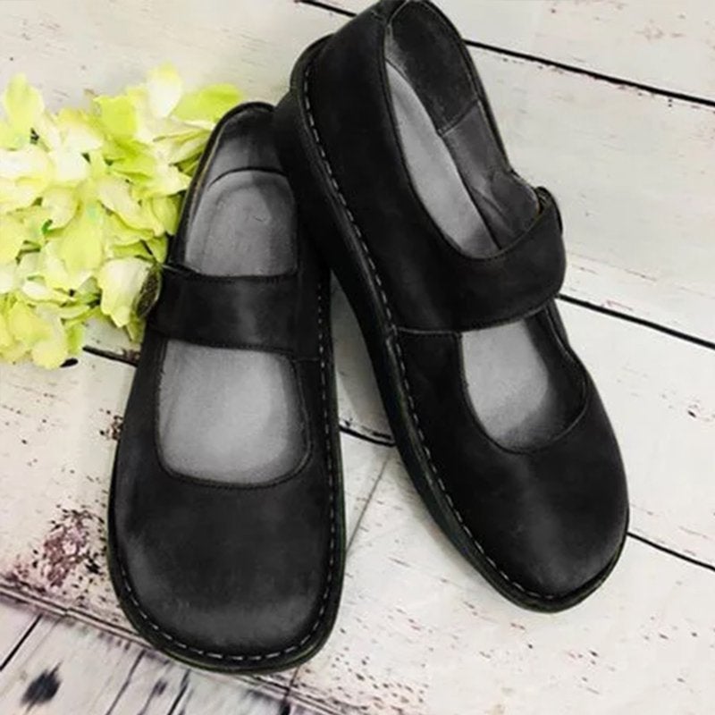 Dettaglio scarpe donna retrò in camoscio, con suola comfort e design leggero, perfette per casual.