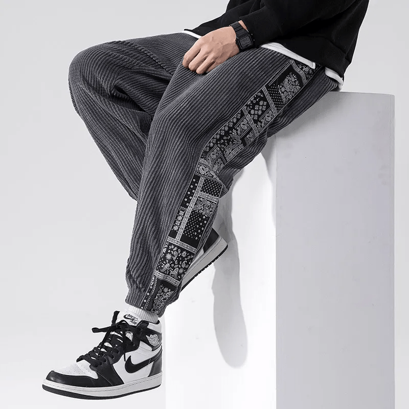 Pantaloni grigi da uomo, gamba dritta, design versatile che unisce comfort e tendenza per un outfit quotidiano.