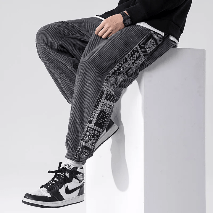 Pantaloni grigi da uomo, gamba dritta, design versatile che unisce comfort e tendenza per un outfit quotidiano.