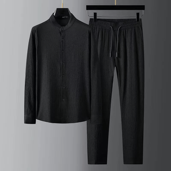 Tuta uomo monopetto versatile con vita elastica, ideale per look sportivo o relax.