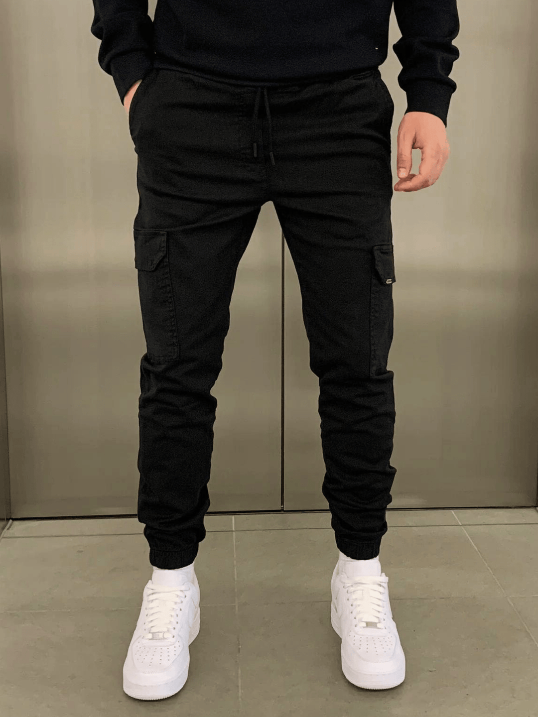 Pantaloni cargo jogger uomo aderenti, multitasche, stile moderno e comfort casual.