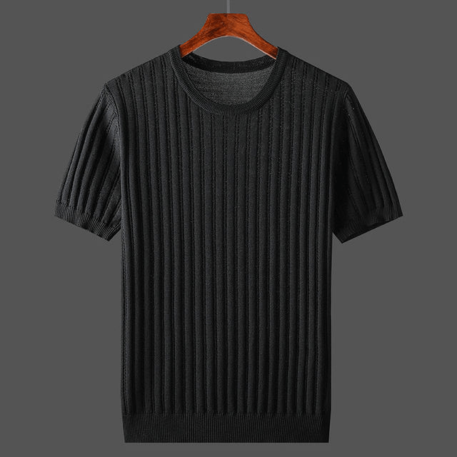 T-shirt uomo versatile antimacchia, ideale per outfit eleganti o casual. Tessuto comodo per l'estate.