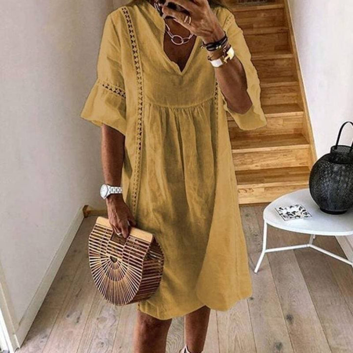 Abito donna con pizzo e scollo a V, stile boho chic. Vestito fluttuante al ginocchio per un look casual estivo elegante.