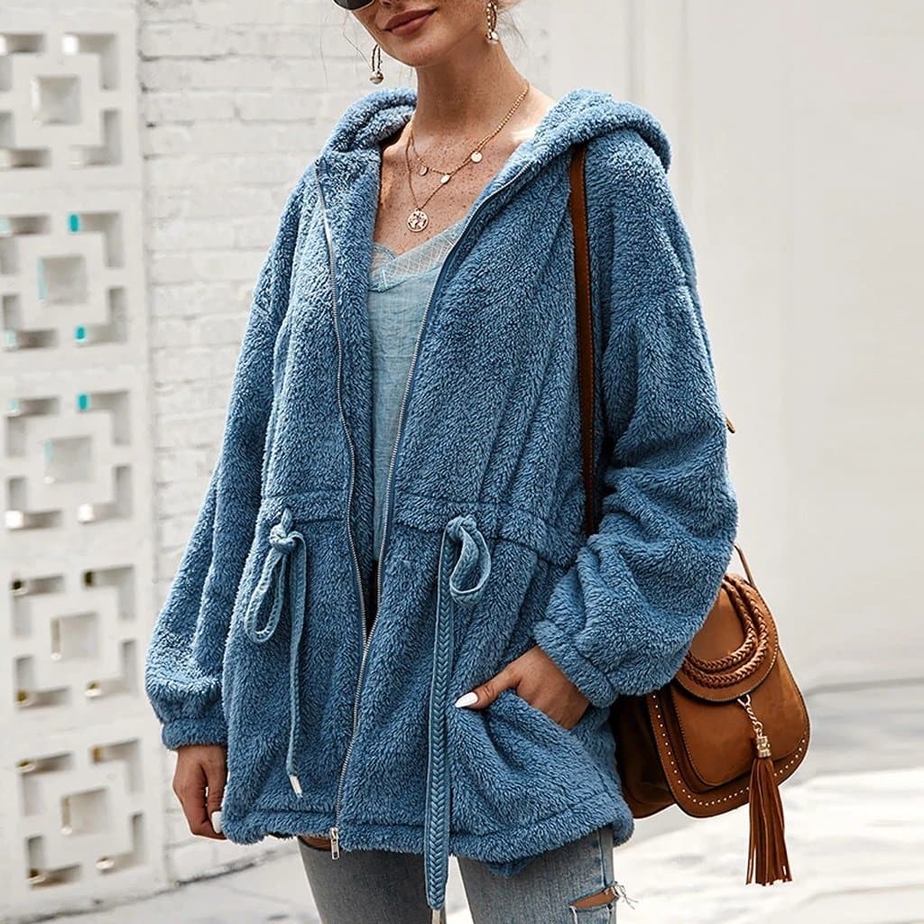 Calda giacca oversize da donna con cappuccio. Design moderno e ampio, perfetta per affrontare il freddo invernale.