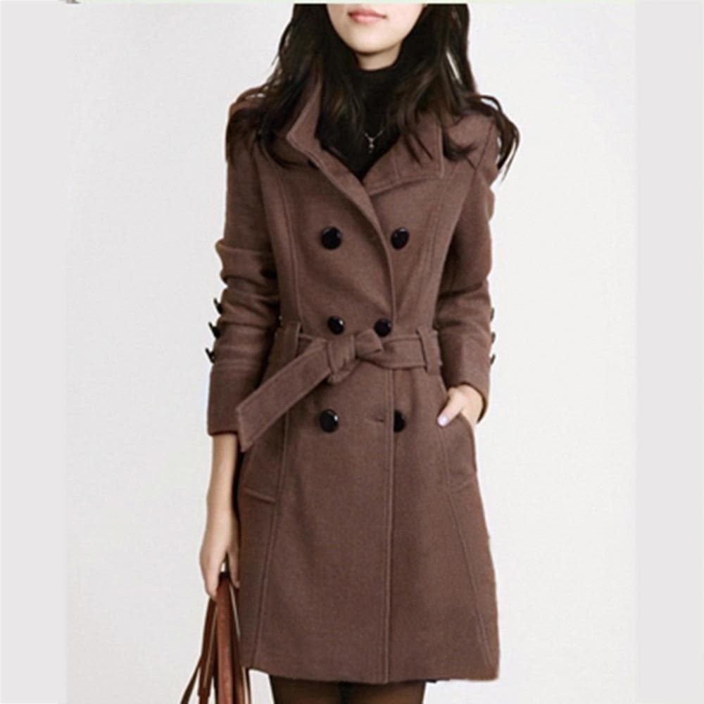 Trench donna elegante con cintura in vita, capospalla classico per look ufficio e moda autunnale.