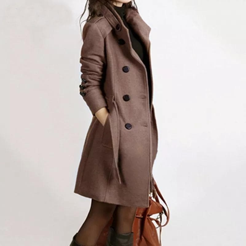 Cappotto trench donna doppiopetto, stile classico primaverile/autunnale, ideale per ufficio o casual.
