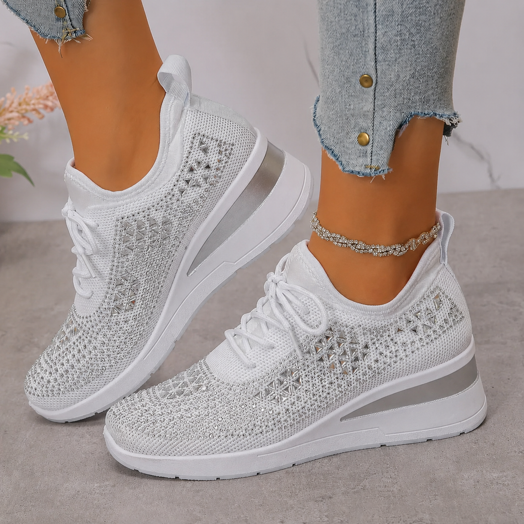 Scarpe donna con zeppa, comode e sportive, con dettagli brillanti per un look moda e passeggio.
