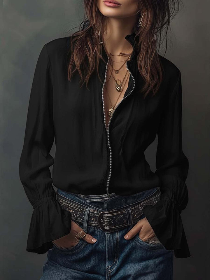 Camicia donna a maniche lunghe, versatile, con scollo convertibile e polsini a volant distintivi.