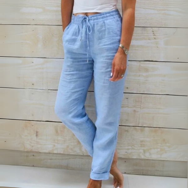 Pantaloni casual donna per l'estate, in tessuto leggero e traspirante. Perfetti per la spiaggia o look estivi chic.