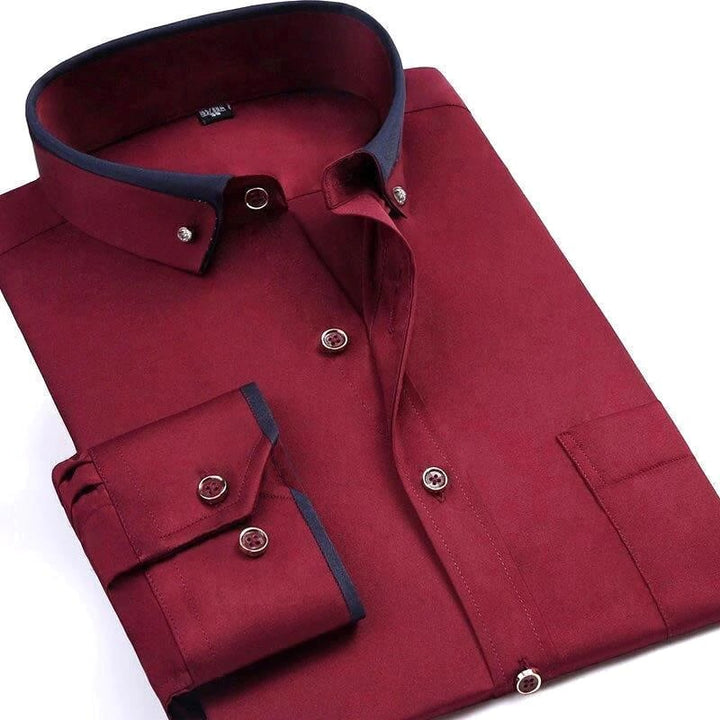 Camicia uomo bianca con colletto classico e maniche lunghe. Un capo versatile per outfit eleganti e casual primavera/autunno.