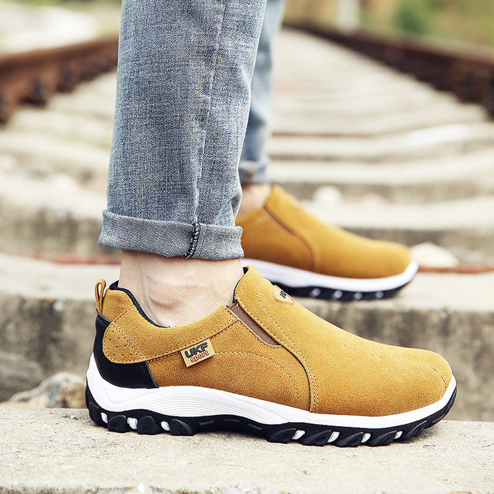 Sneakers slip-on uomo grigie, leggere, ideali per comfort casual e passeggiate all'aperto.