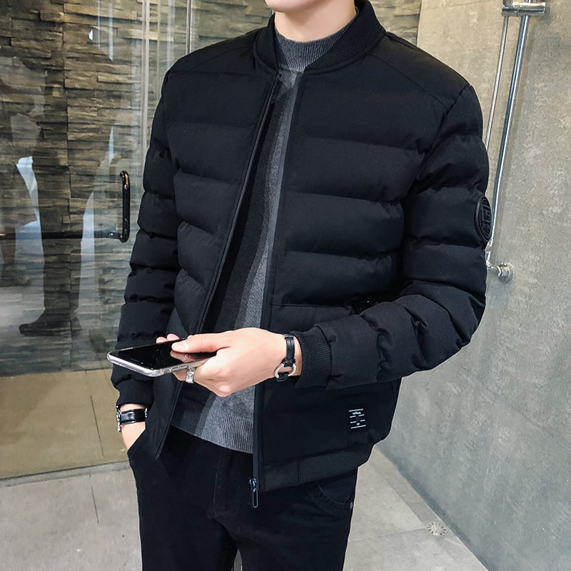 Giacca bomber invernale uomo con collo alto, ideale per un look sportivo caldo e casual.