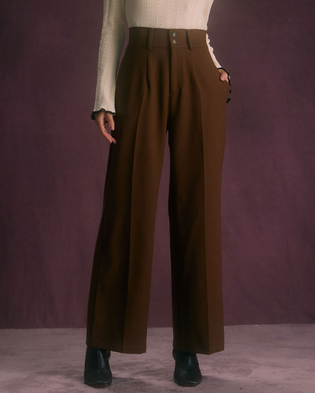 Pantaloni donna vita alta gamba dritta color caffè. Eleganti e versatili per outfit casual o da ufficio.