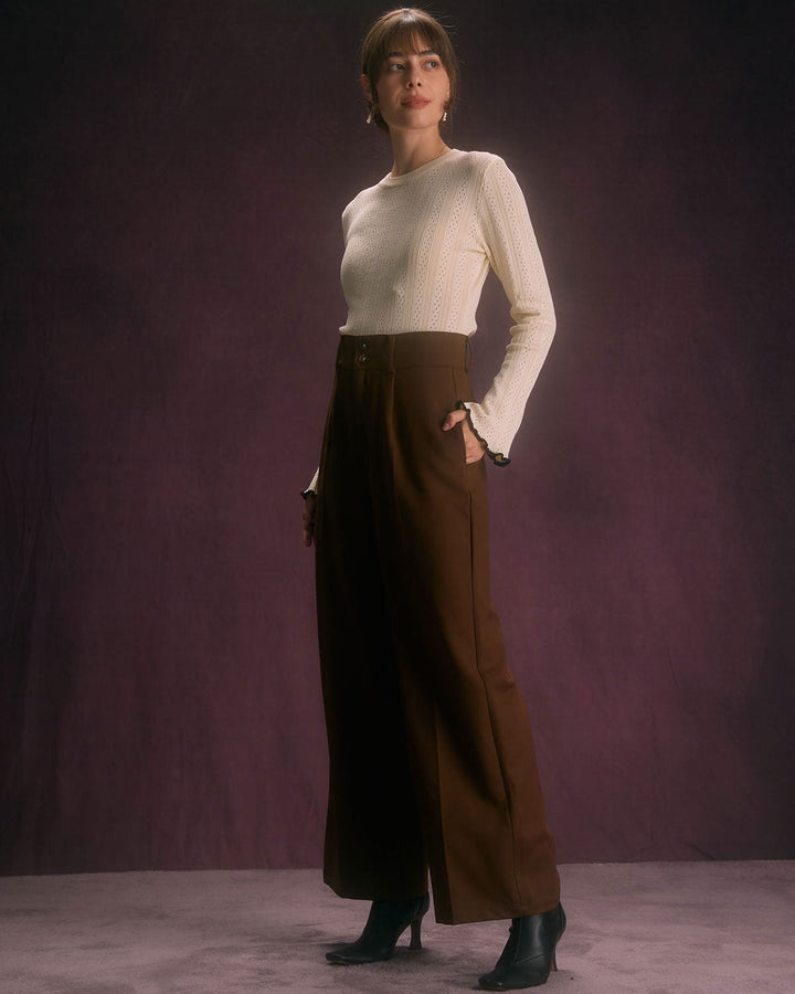 Modella con pantaloni vita alta gamba dritta color caffè, perfetti per un look da abbigliamento ufficio.