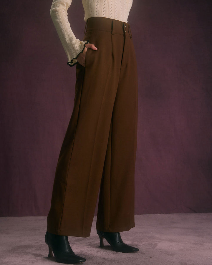 Dettaglio vita alta e tasche funzionali dei pantaloni donna color caffè, perfetti per l'ufficio.