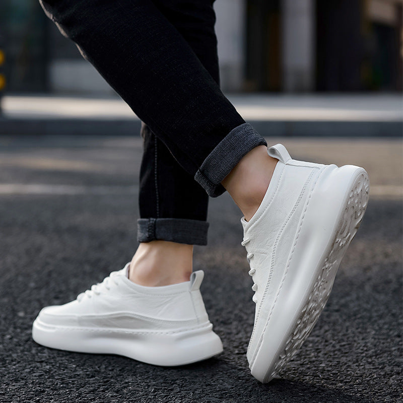 Scarpe uomo da ginnastica bianche e nere, design moderno con lacci. Ideali per moda maschile e sport.