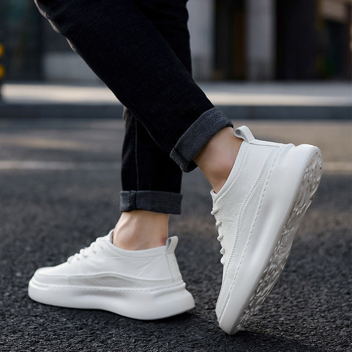 Scarpe uomo da ginnastica bianche e nere, design moderno con lacci. Ideali per moda maschile e sport.