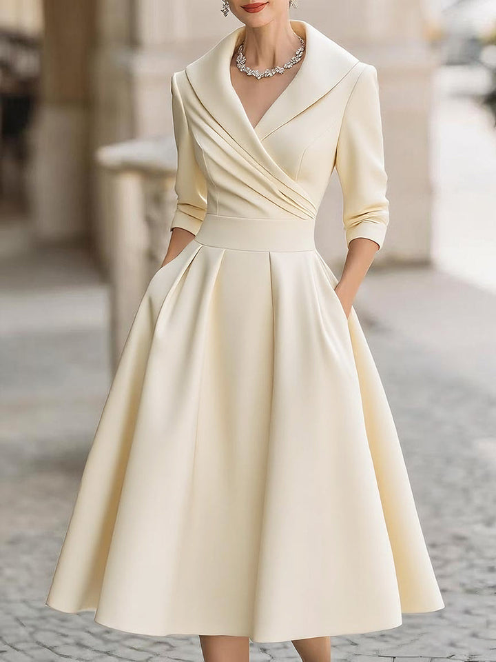 Abito donna a trapezio, midi e plissettato, un'eleganza formale dal sapore vintage, molto chic.