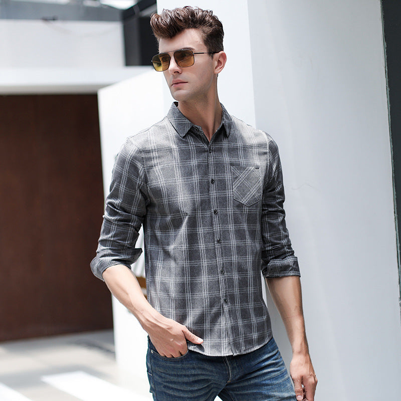 Camicia uomo a maniche lunghe con colletto a revers, motivo a quadri. Offre comfort e stile per ogni occasione.