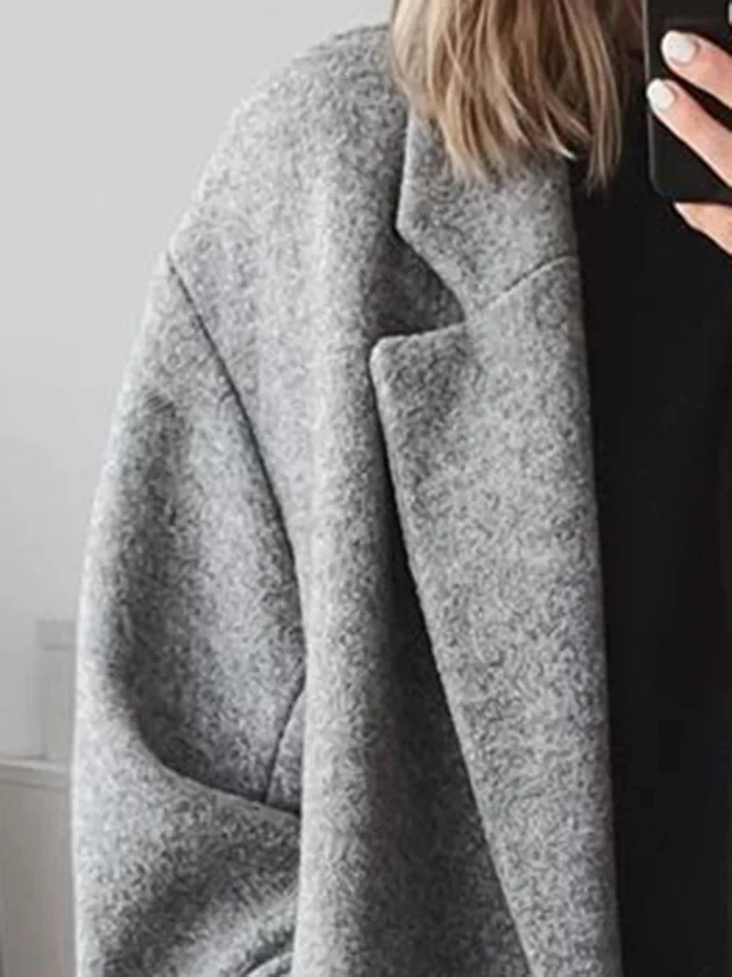 Elegante cappotto donna lungo in grigio. Moda invernale calda e sofisticata, abbigliamento invernale femminile trendy.