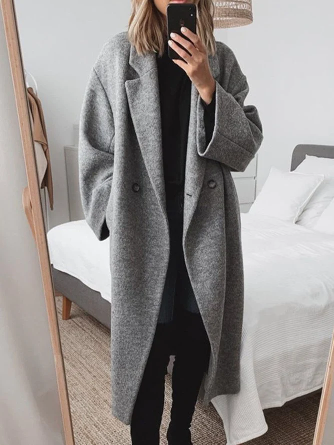 Cappotto donna caldo e lungo, perfetto per inverno. Stile femminile elegante e confortevole, abbigliamento invernale.