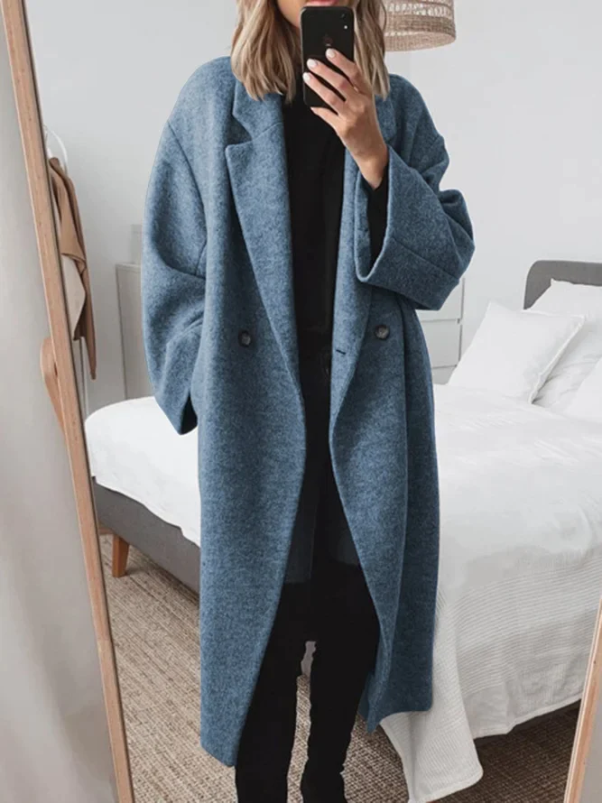 Cappotto invernale donna lungo ed elegante in blu petrolio. Caldo e trendy, perfetto per la moda invernale femminile.