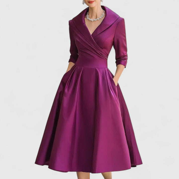 Abito midi rosso intenso donna moda, scollo a V e tasche. Stile chic per ogni occasione.