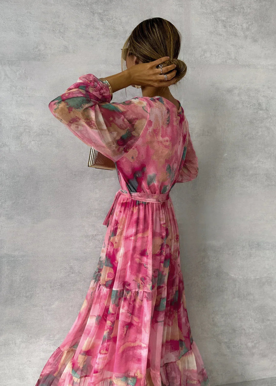 Maxi abito estivo donna con stampa floreale rosa. Design elegante con maniche lunghe per moda estiva.
