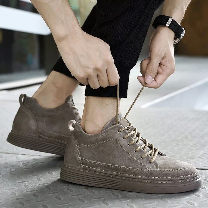 Scarpe uomo ammortizzate e comode con ampia vestibilità, perfette per il benessere del piede. Beige, bianco, arancio.