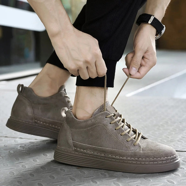 Scarpe uomo ammortizzate e comode con ampia vestibilità, perfette per il benessere del piede. Beige, bianco, arancio.