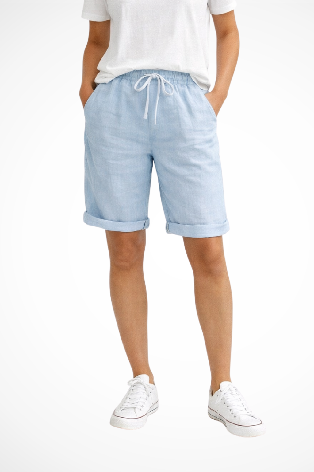 Donna indossa pantaloni Capri eleganti in lino traspirante. Modello cropped per outfit estivi chic.