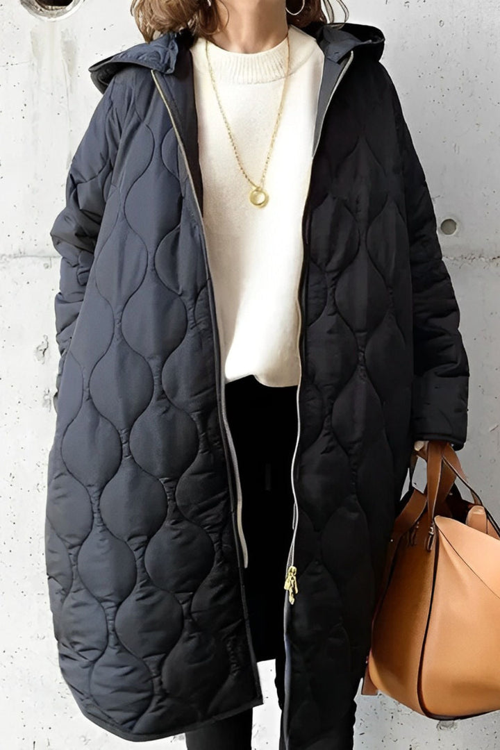 Elegante giacca donna trapuntata con cappuccio, perfetta per un look casual invernale e massima comodità.