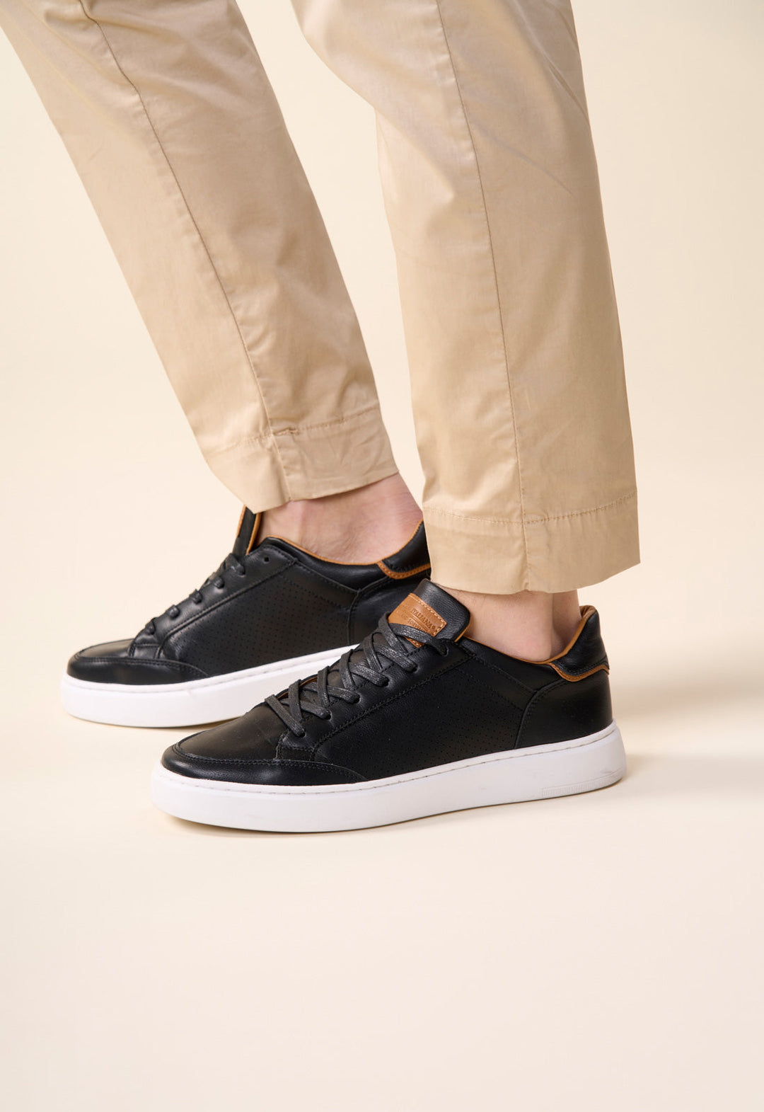 Sneakers eleganti da uomo in pelle nera, ideali per outfit casual-chic e moda maschile contemporanea.