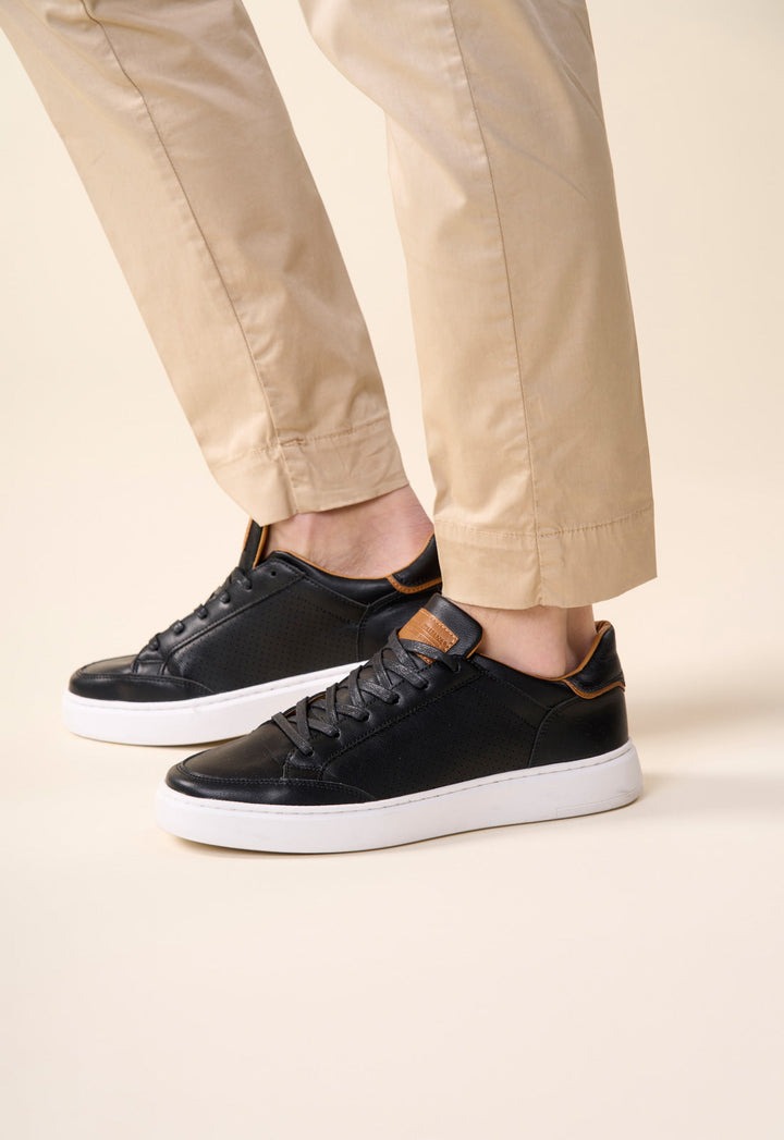 Sneakers eleganti da uomo in pelle nera, ideali per outfit casual-chic e moda maschile contemporanea.