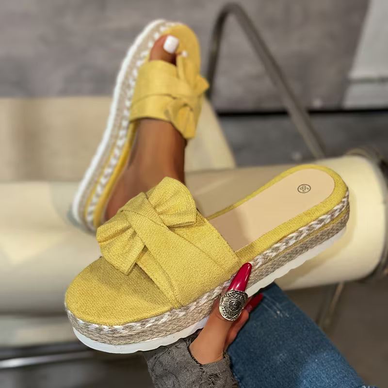 Sandali donna moda con fiocco elegante e plateau. Queste scarpe estive sono versatili e di tendenza.
