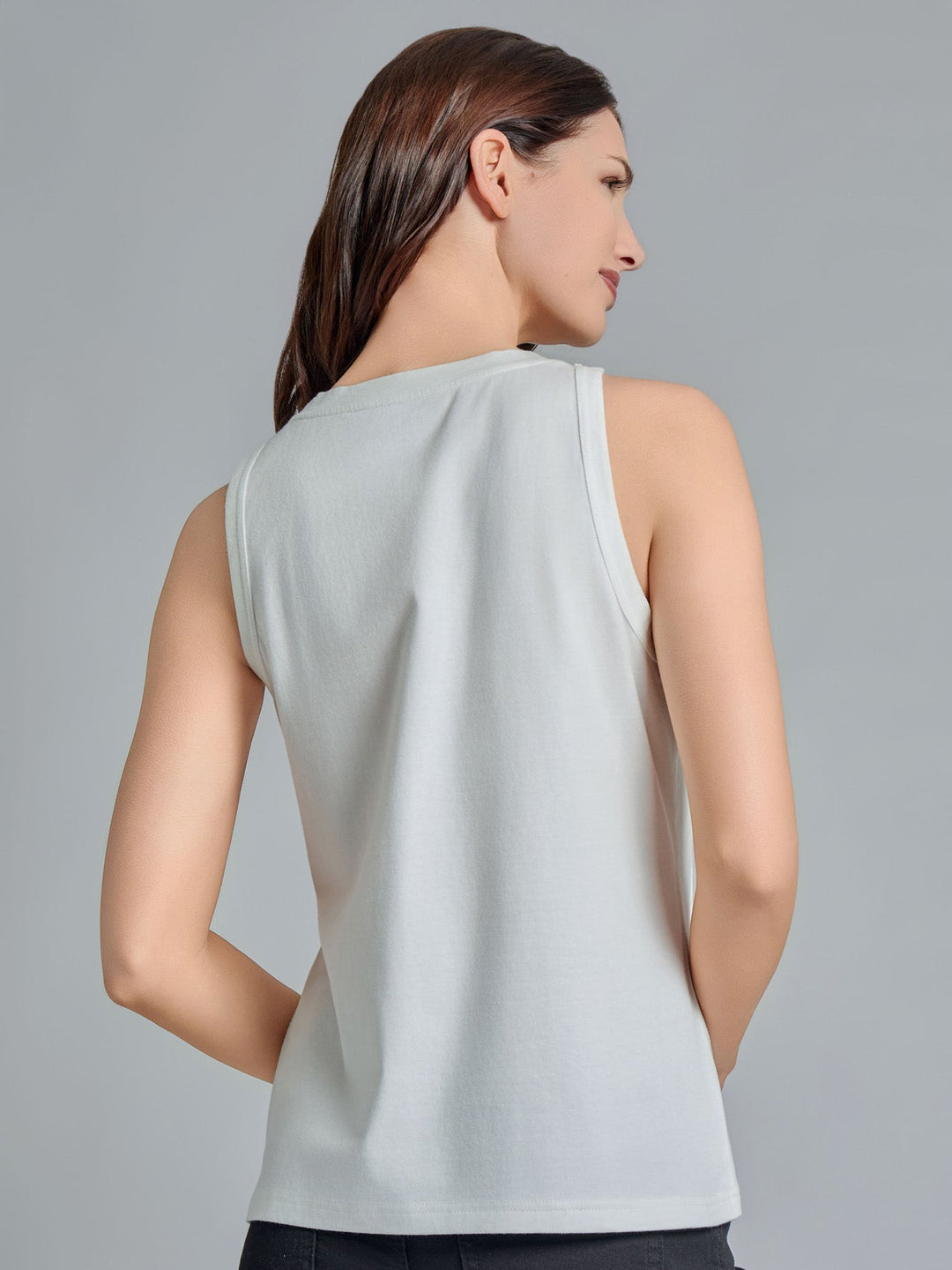 Canotta donna elegante argento a girocollo, con taglio senza maniche e vestibilità comoda, ideale per l'estate.