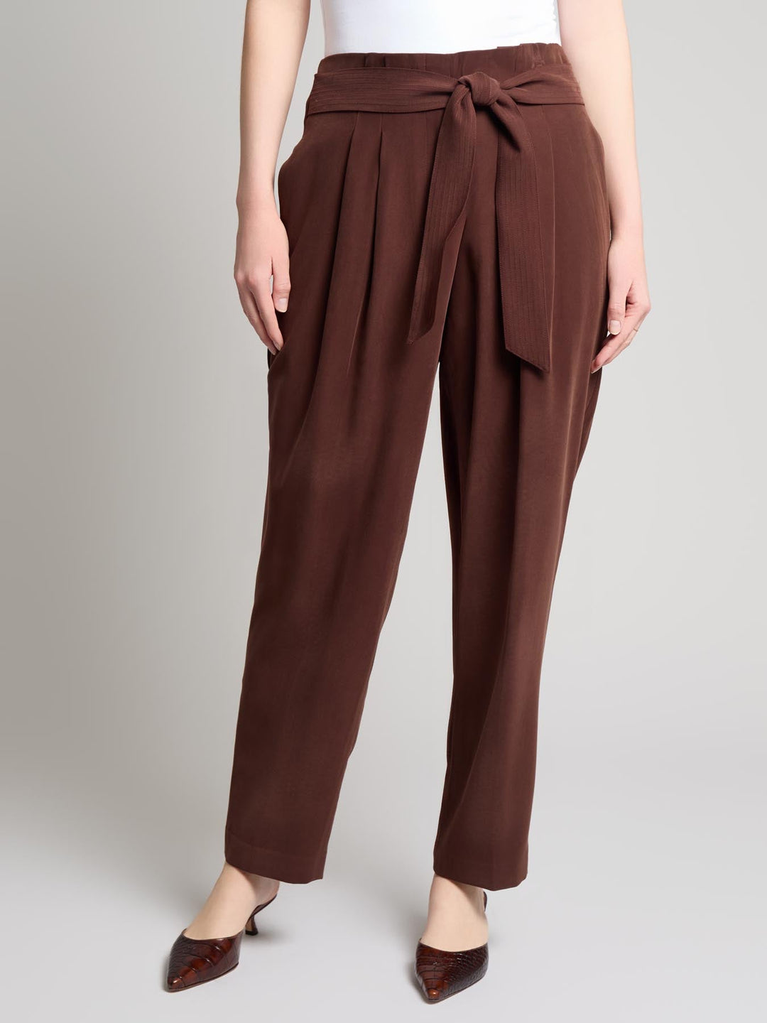 Pantaloni donna eleganti color fudge, vita paperbag con cintura annodata e gamba dritta per un look chic.