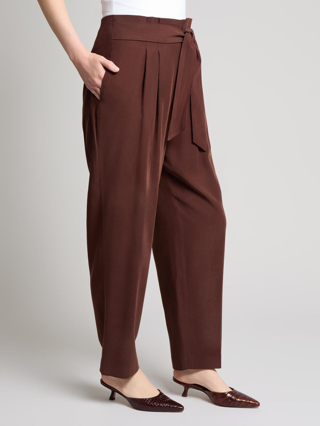 Pantaloni donna gamba dritta pull-on con vita paperbag, perfetti per look ufficio o casual chic, massimo comfort.