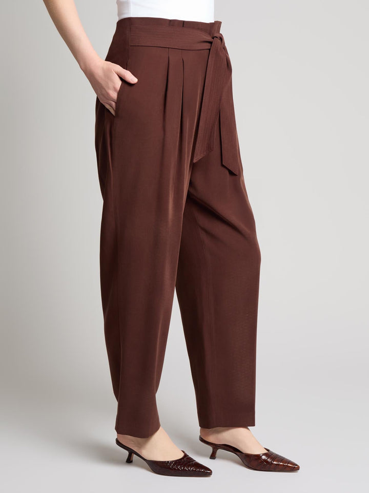 Pantaloni donna gamba dritta pull-on con vita paperbag, perfetti per look ufficio o casual chic, massimo comfort.