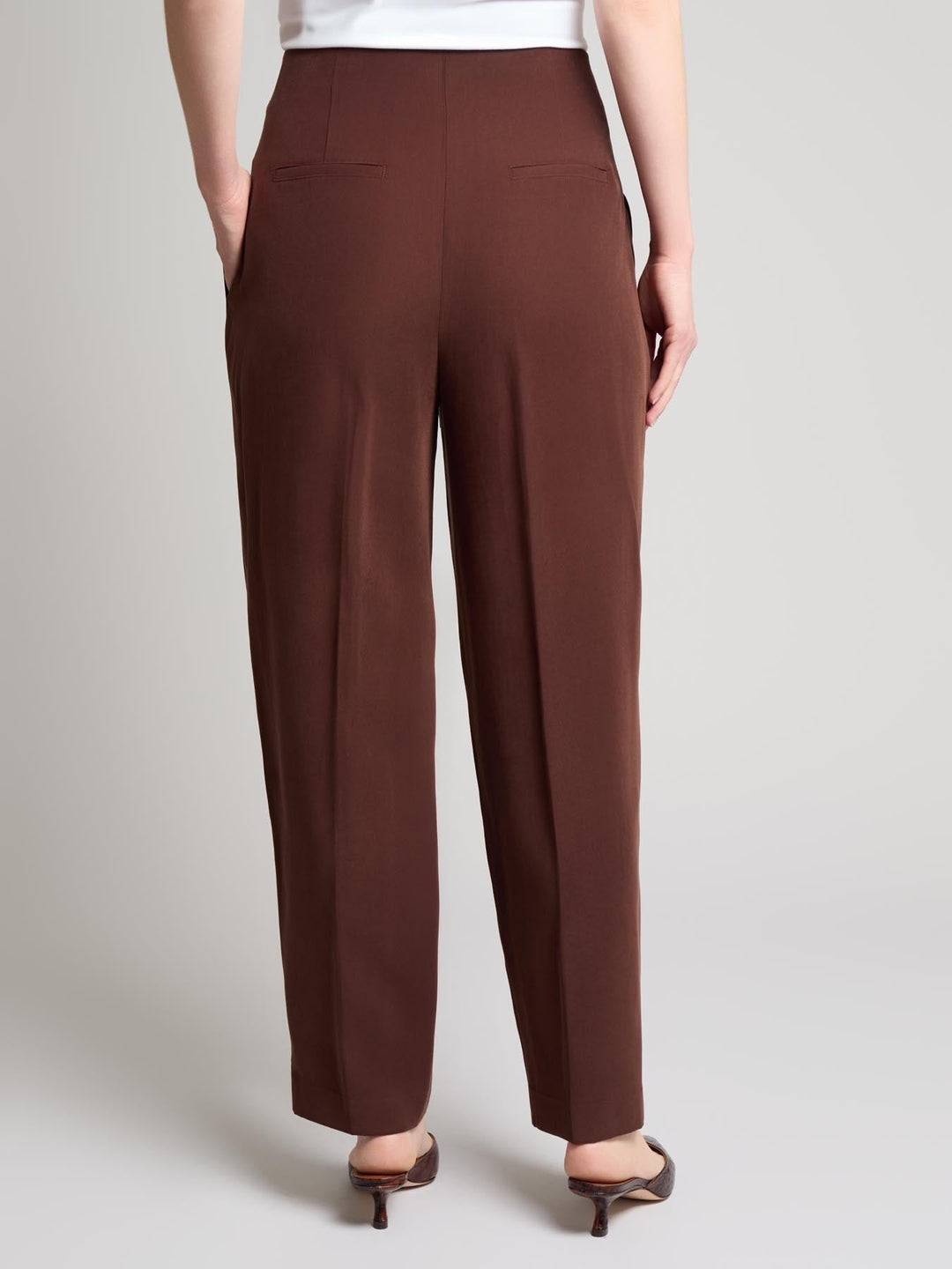 Pantaloni da donna color fudge con vita paperbag e cintura, gamba dritta, ideali per la moda femminile elegante.