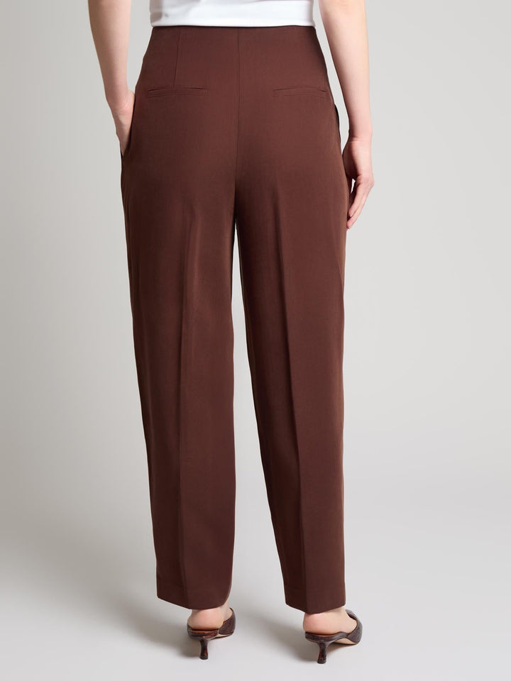 Pantaloni da donna color fudge con vita paperbag e cintura, gamba dritta, ideali per la moda femminile elegante.