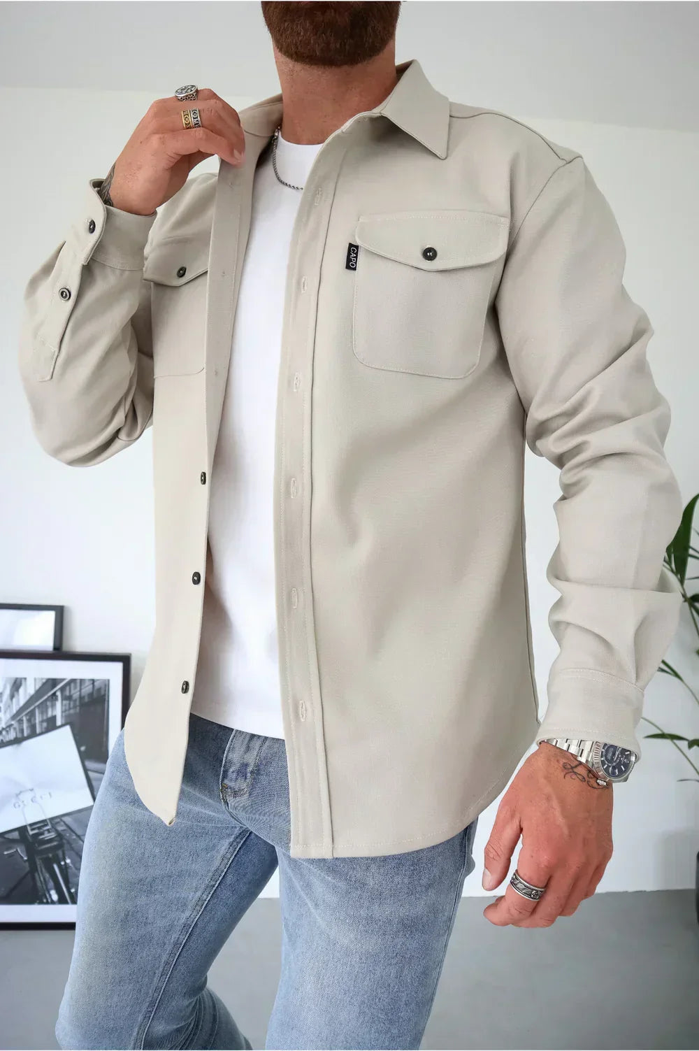 Overshirt uomo autunnale, vestibilità comoda che segue i movimenti, stile dinamico.