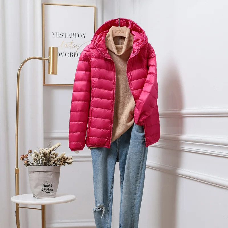 Giacca trapuntata donna, colore beige, con cappuccio. Leggera, versatile, per ogni outfit.
