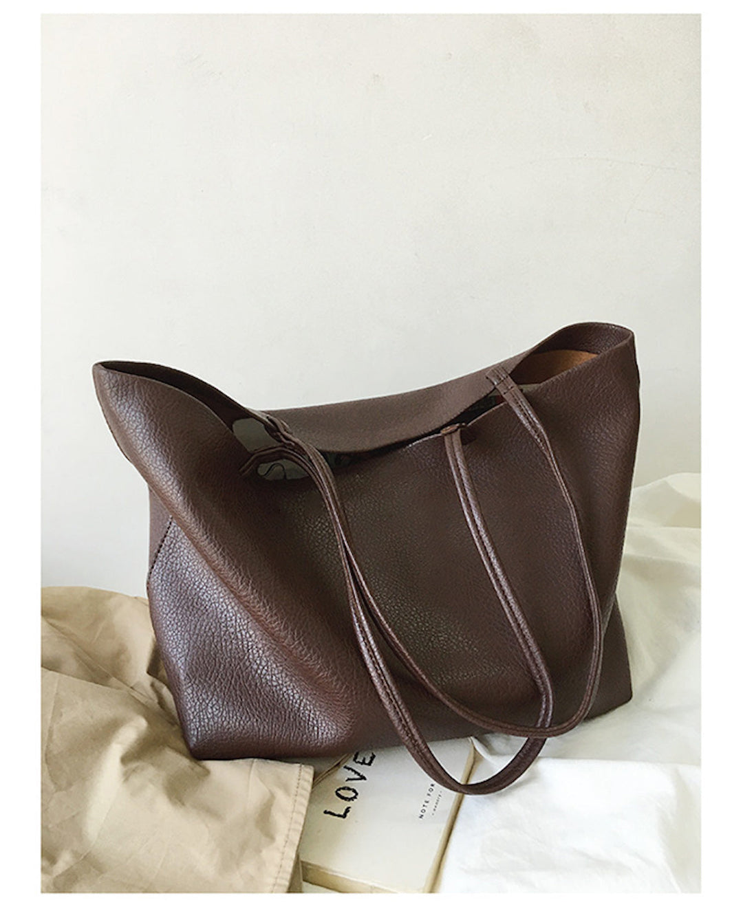 Elegante borsa tote donna, un accessorio spazioso per ogni occasione, in pelle sintetica.