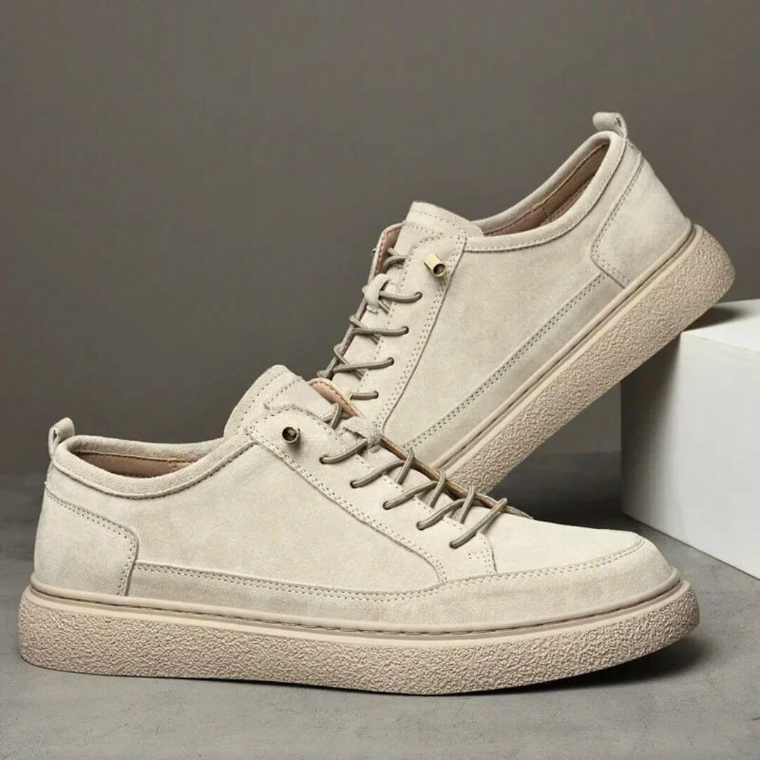 Sneakers uomo nere casual con lacci, suola in gomma bianca. Stile versatile e comfort ideale ogni giorno.