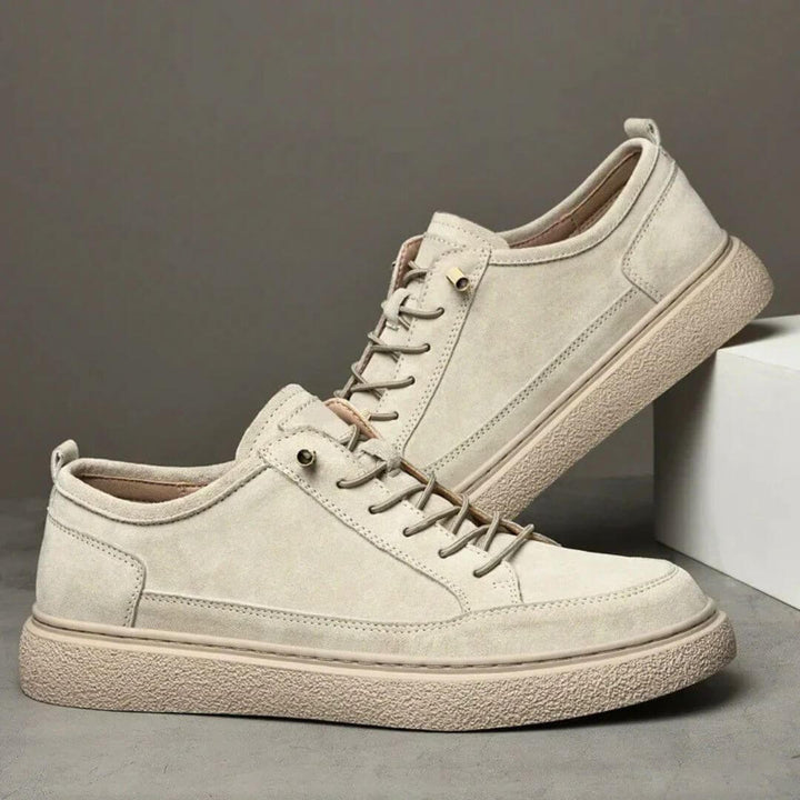Sneakers uomo nere casual con lacci, suola in gomma bianca. Stile versatile e comfort ideale ogni giorno.