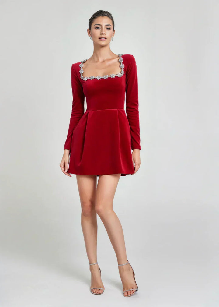 Elegante abito mini con scollo quadrato e maniche lunghe, perfetto per serate speciali e feste.