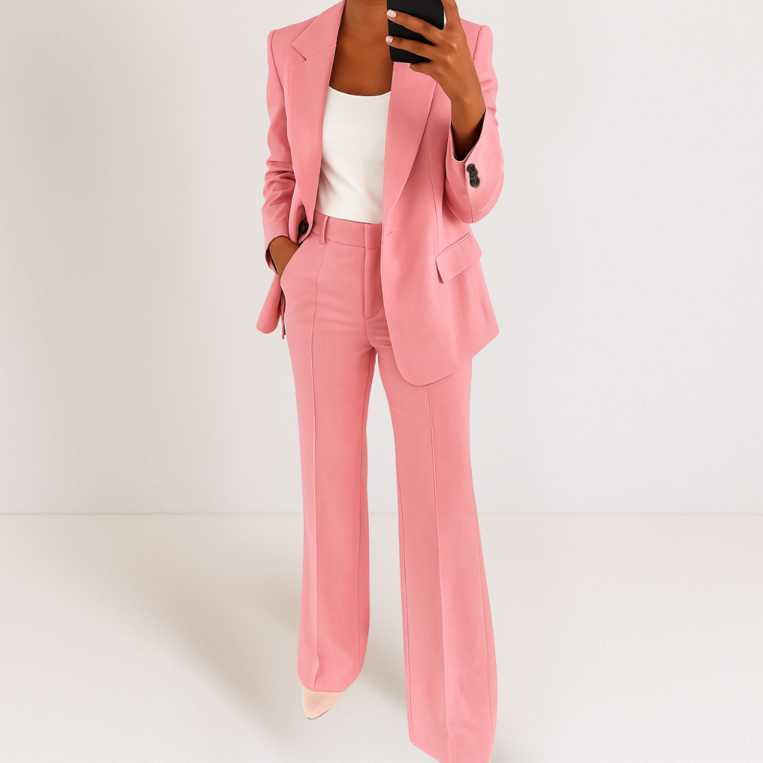 Moda donna: completo sartoriale con blazer elegante e pantaloni fluidi a gamba larga. Perfetto per tailleur.
