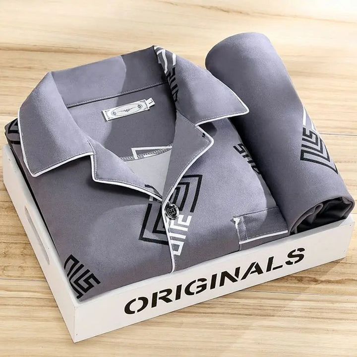 Pigiama uomo moderno a righe, abbigliamento notte di design per un comfort elevato.
