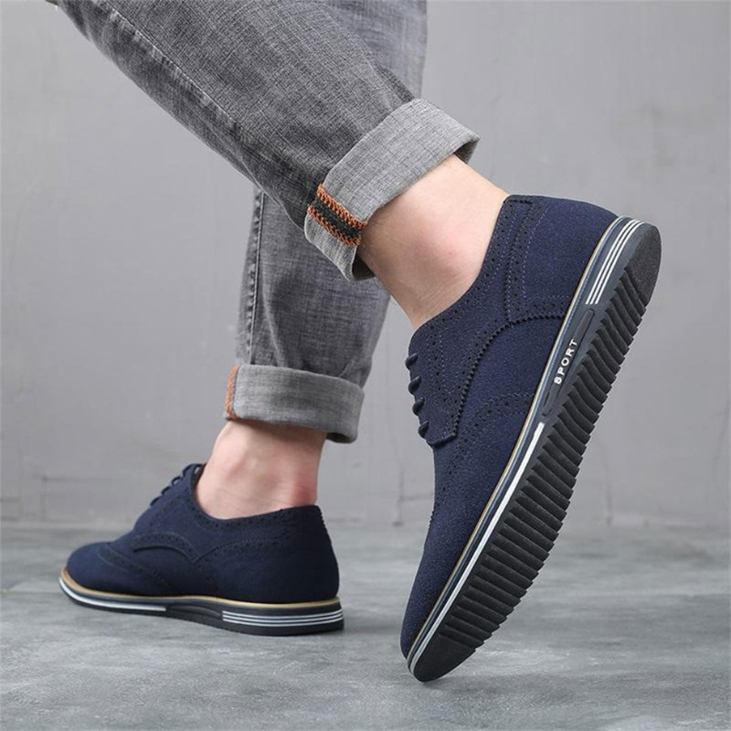 Scarpe basse uomo stringate in camoscio, con suola memory foam per un comfort impareggiabile.